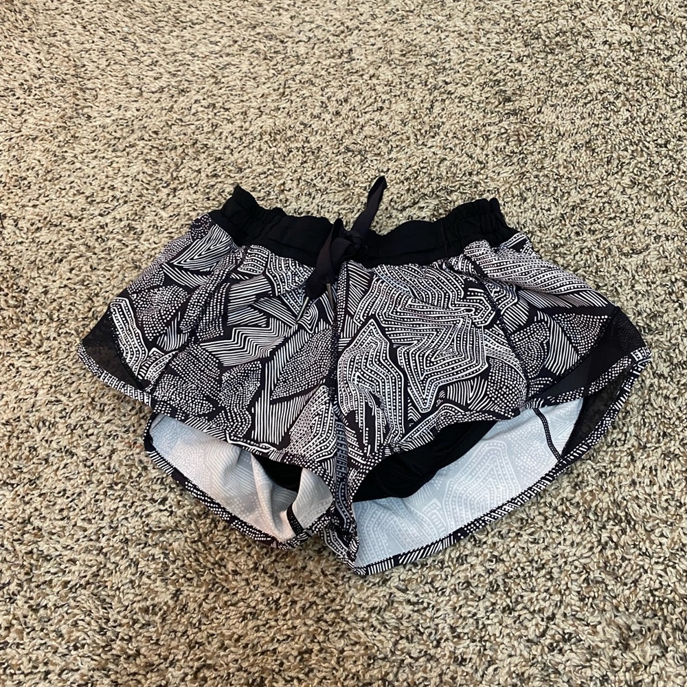 Lululemon Low Rise Hotty Hot Shorts 2.5”